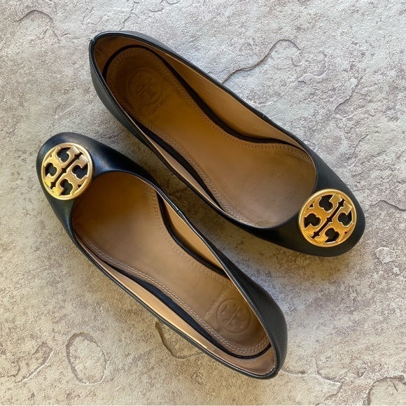 Tory Burch Black Leather Loafers‎ w/Gold Medallion Logo Women's Size 5 - Picture 3 of 10
